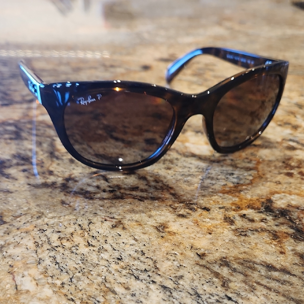 NWOT Authentic Ray-Ban Women's RB4216 Sunglasses